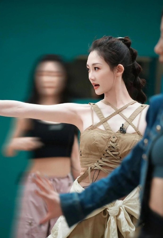 苗苗身材好绝，虽然是三个孩子的妈，但她是怎么做到身上没有一丝妈味儿的