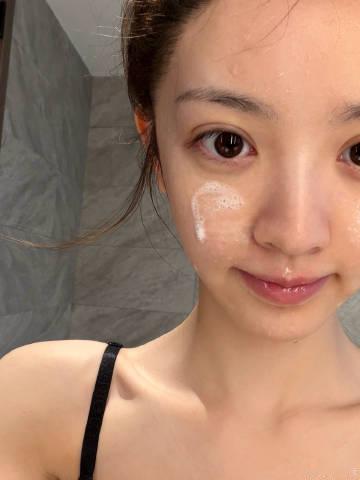 田曦薇我想象自己素颜洗脸的样子田曦薇素颜状态好夯​​​​看田曦薇素颜洗脸，瞬