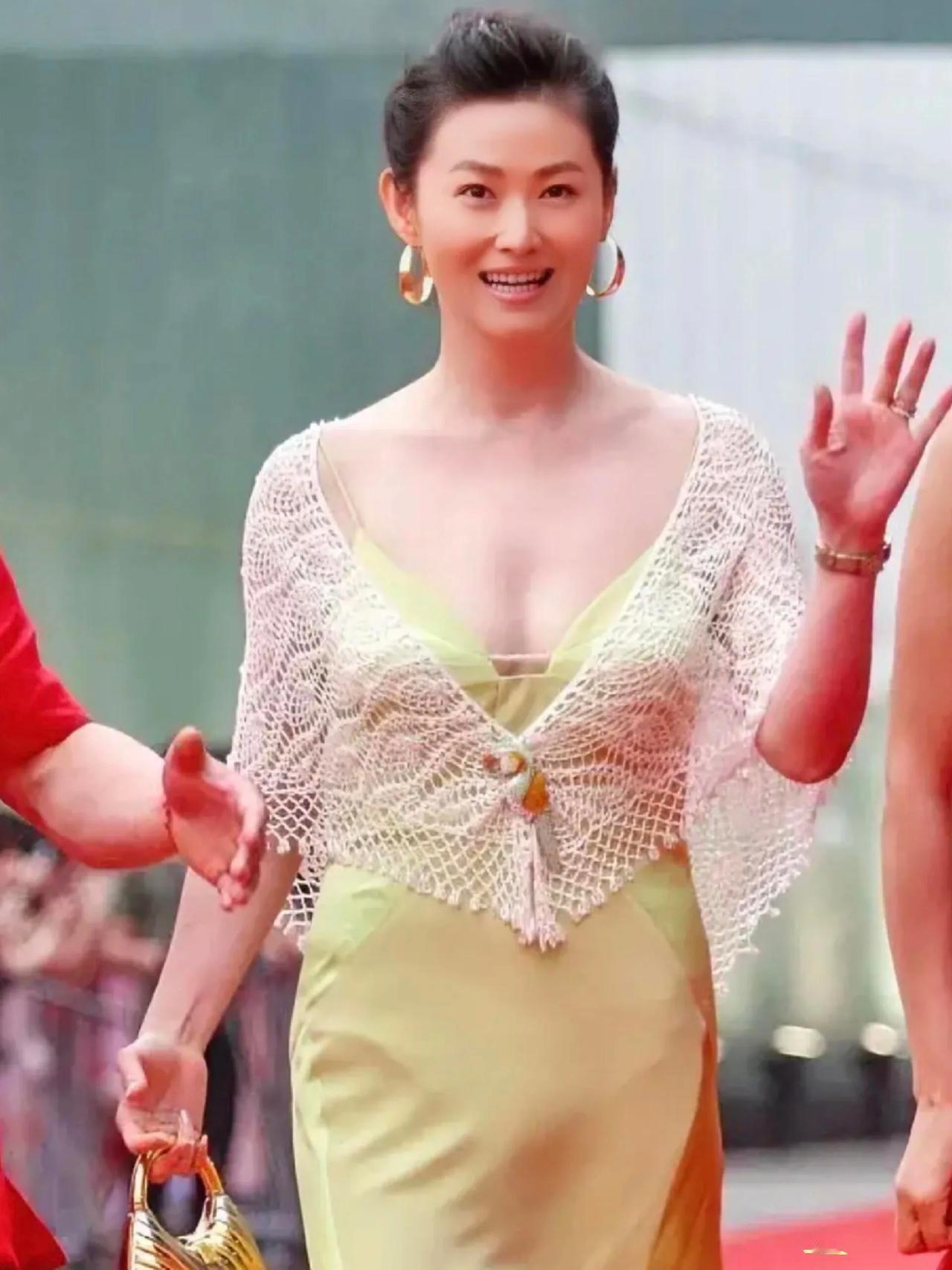 颜值和演技一点不差，可惜“入戏”太深了！一身浅绿色连衣裙，配上白色“网衫”，优