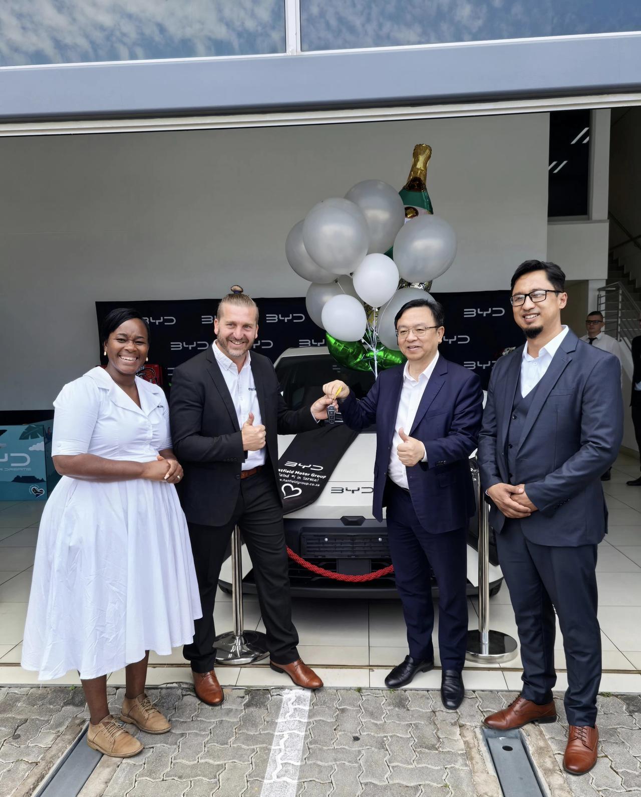 王传福又跑到南非给用户交车了，现在的比亚迪新能源汽车已经遍布全球了！比亚迪的出海