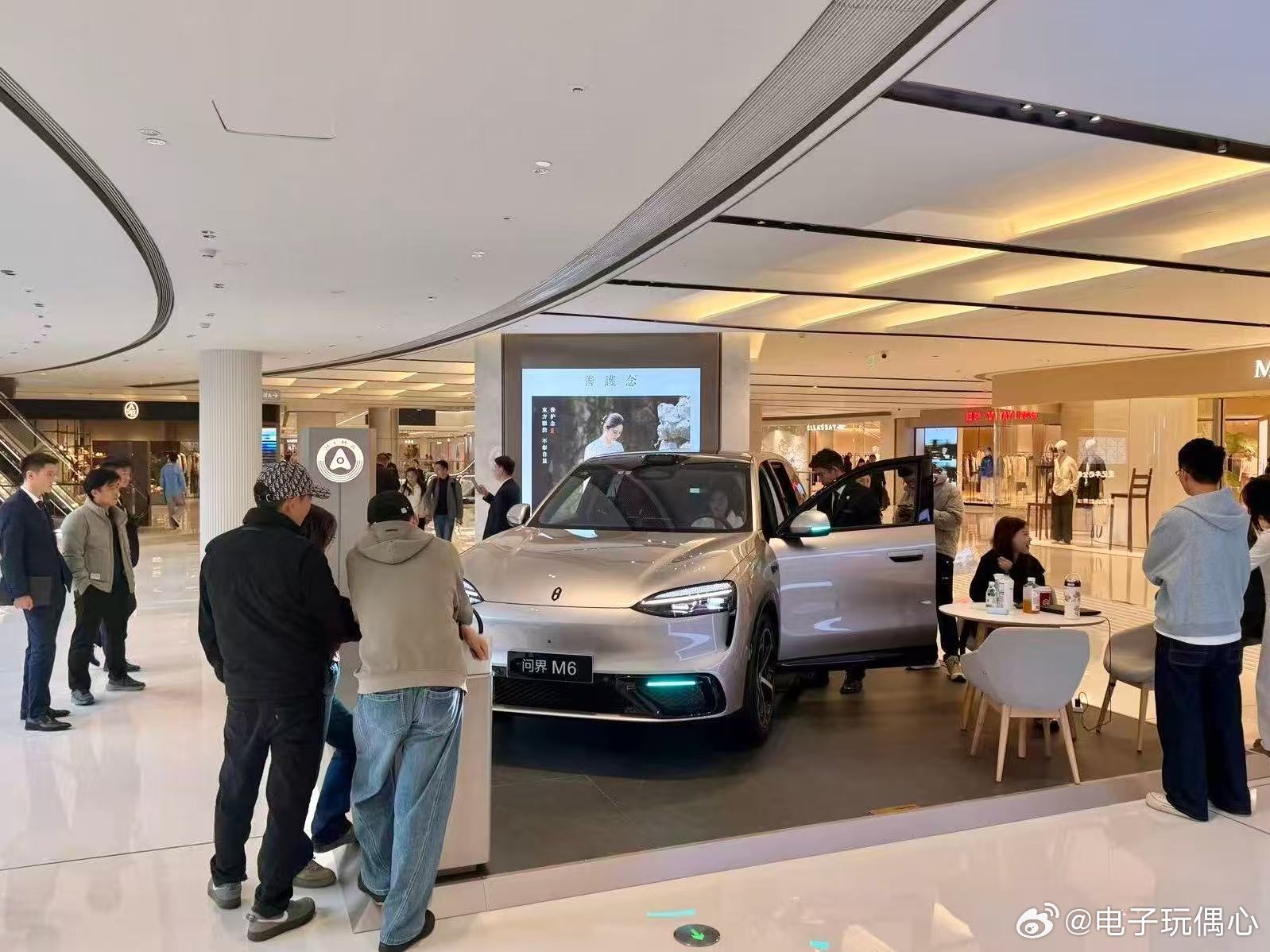 问界M6近七成小订用户为90后问界M6小订纯电版订单近五成问界M6凭借潮流设计与