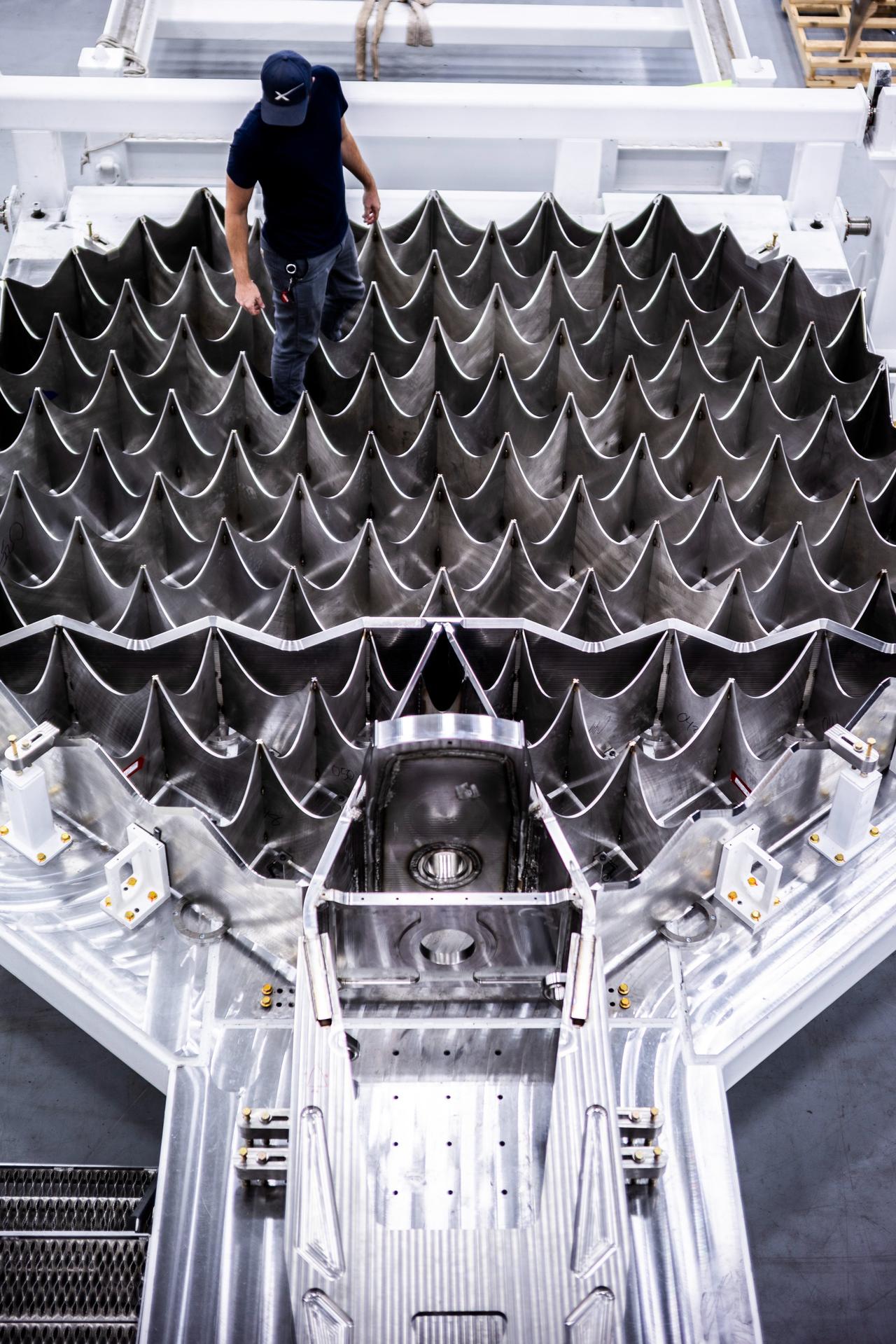 SpaceX为新一代“星舰”超重助推器研制的新款栅格舵。新款栅格舵比原设计尺寸增
