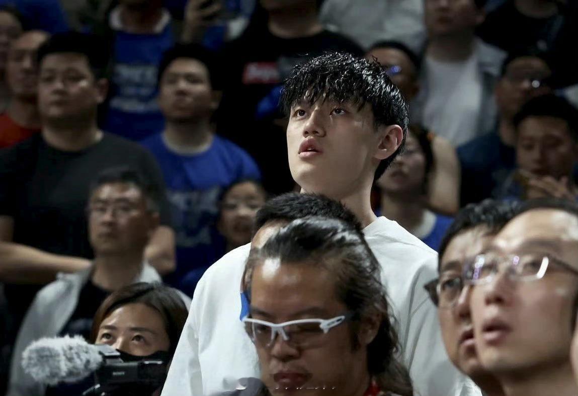 曾凡博在解说中回忆半决赛意外受伤：“受伤也是比赛经验的一种积累，当时脑子里并没有
