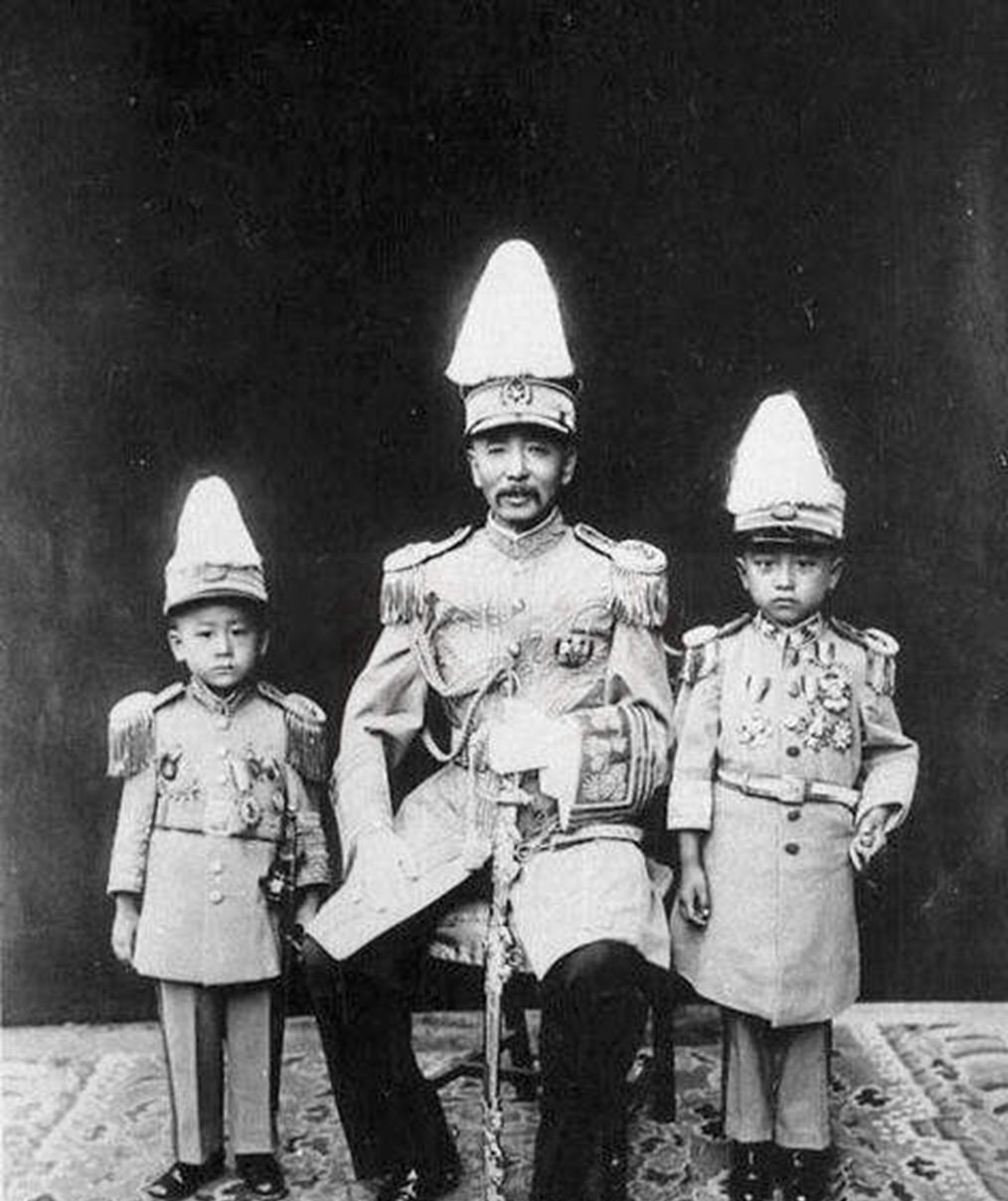 张作霖14岁时，他爹赌钱回来的路上，被人杀了，母亲想叫两个儿子去击鼓鸣冤，兄弟俩