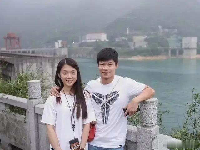 苏炳添和妻子年轻时照片，二人是初中同学，初恋至今，属实可贵​​​