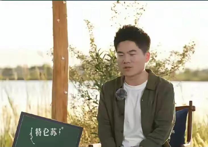 宇辉趁着余晖，在“沙漠绿洲”，进行了一场浪漫的“大地漫谈”！有人给这场音乐会打