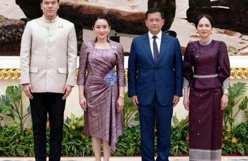 佩通坦和洪玛奈的妻子站在一起，基本是完胜，不管是身材，还是气质，两个女子都不是一