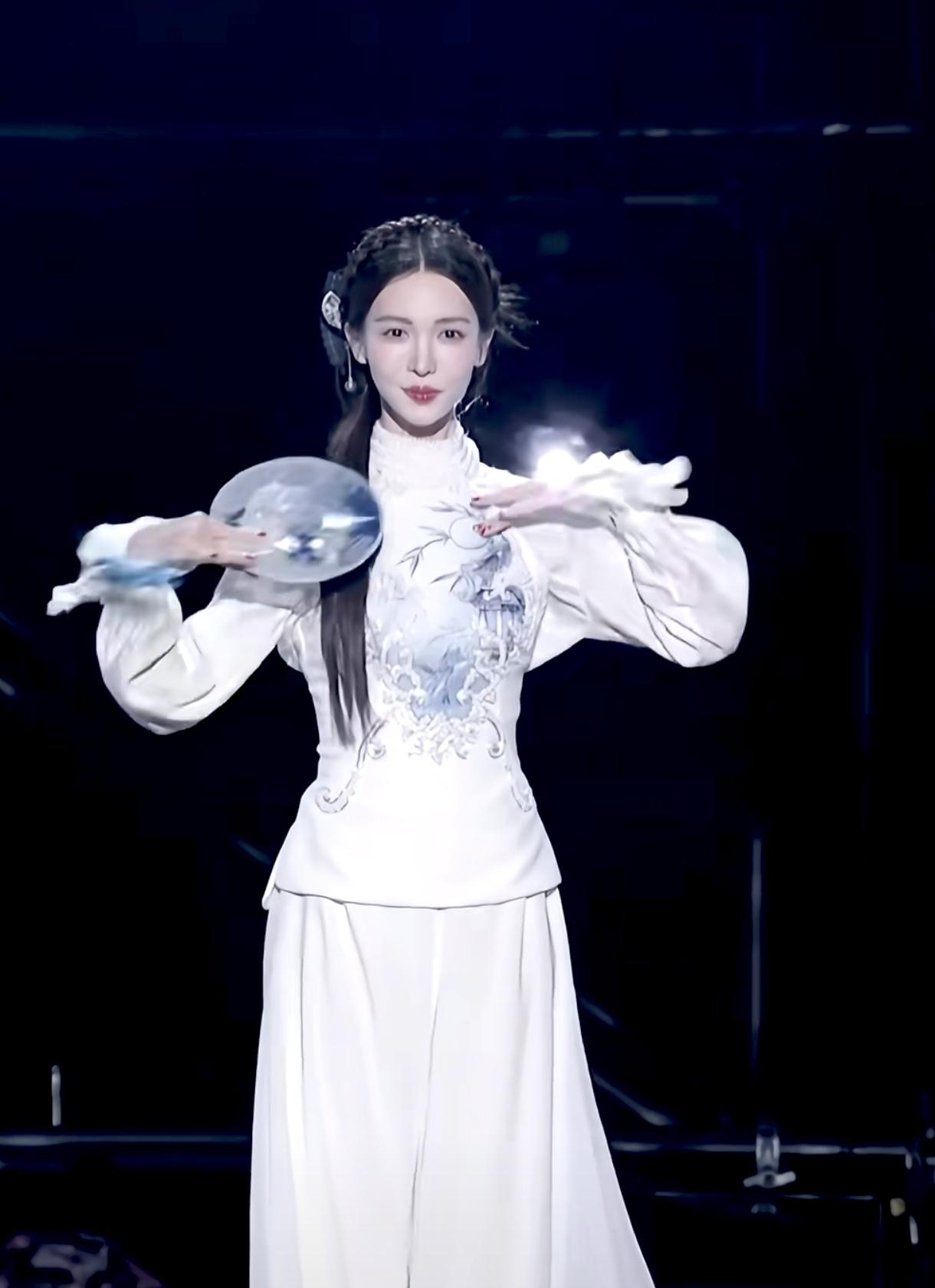 金晨这回摊上事了，肇事逃逸可不是小事，其实我一直搞不明白他们这些人的逻辑，一