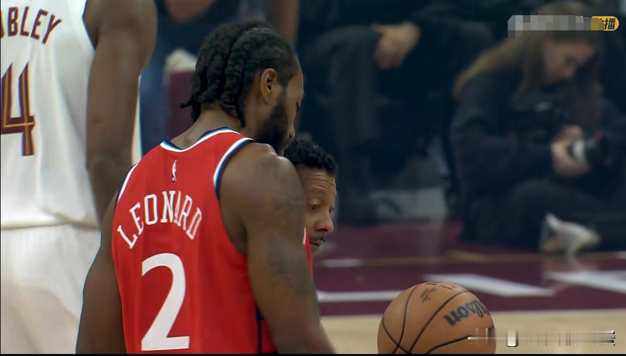 快船超级巨星伦纳德真是满血归来！在今天快船客场挑战骑士的比赛中，伦纳德在千呼万唤