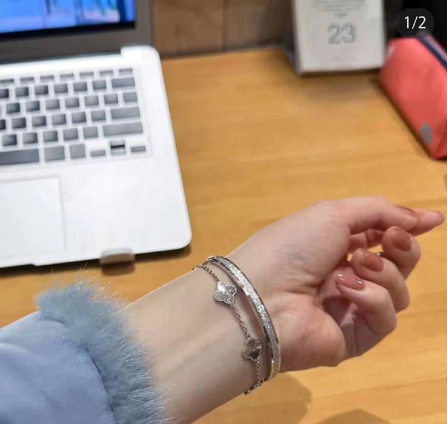铂金真的冤明明是贵价首饰，咋总被认成不锈钢或银饰？戴个铂金手镯出门，十个人里八