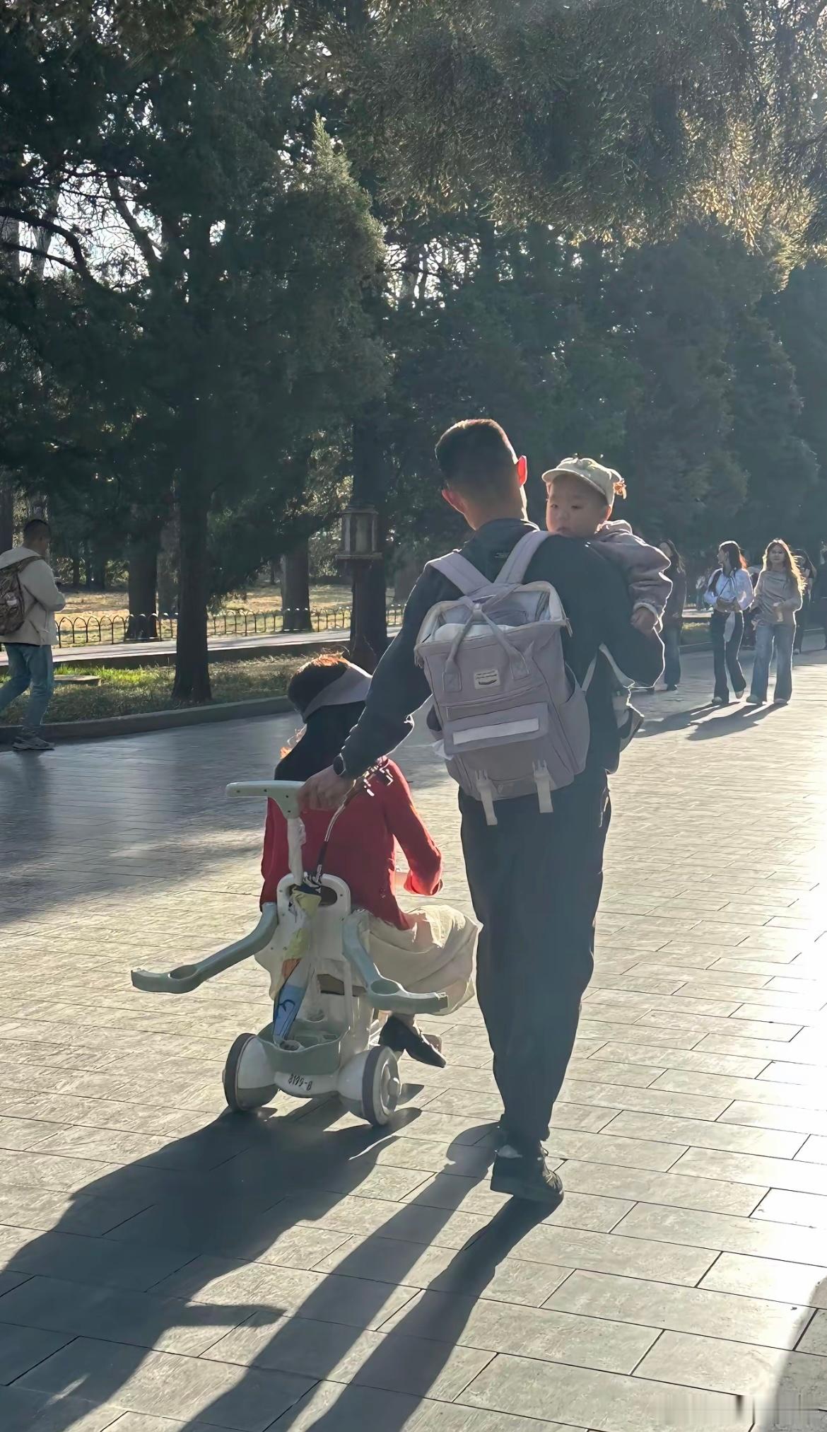 去公园散步拍到幸福的一家三口