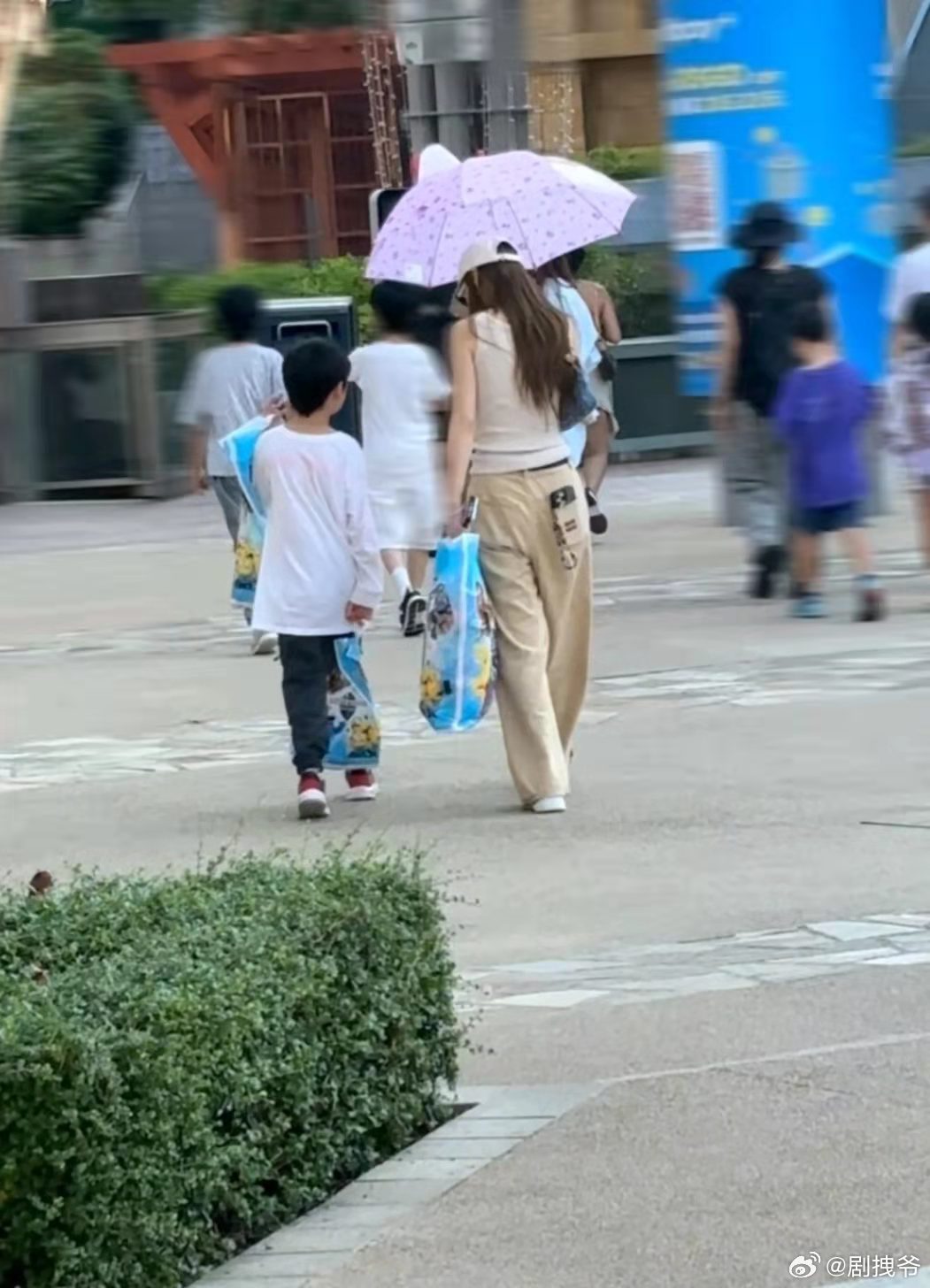 杨颖新加坡被偶遇，8岁儿子高过妈妈肩膀，黄晓明的基因真好！​​​