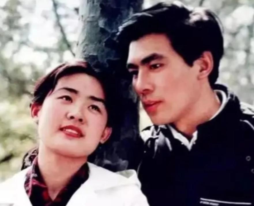 当年，拍《牧马人》时，女主丛珊害羞地说:“茂哥胸口全是毛，我不敢抱他。”导演谢