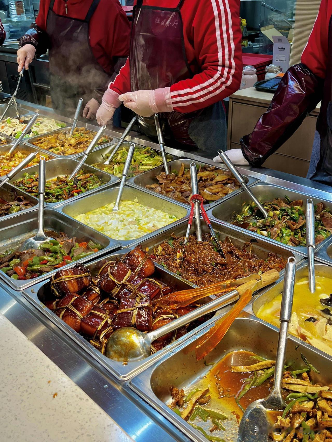 今天差点摔倒在食堂，不敢这样吃饭了！最近食堂里面吃饭总是做红烧肉米饭，本来打