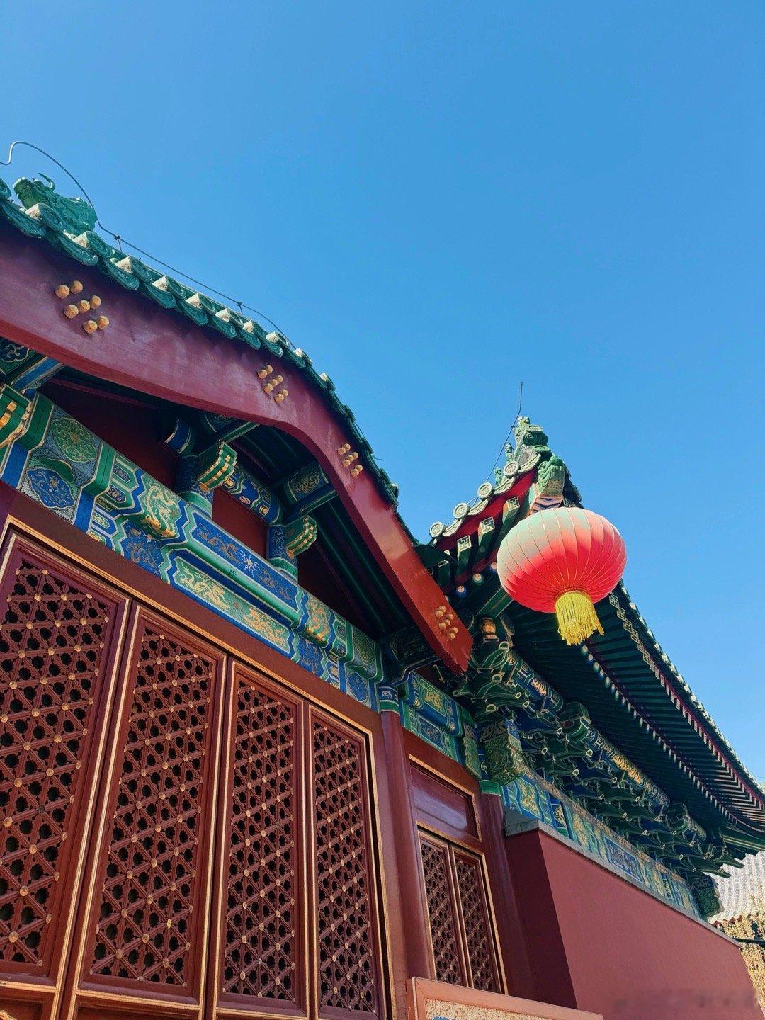 我和我的朋友一人坐了一个小时地铁，从北京的两头齐聚什刹海，只是为了共同的目标，上