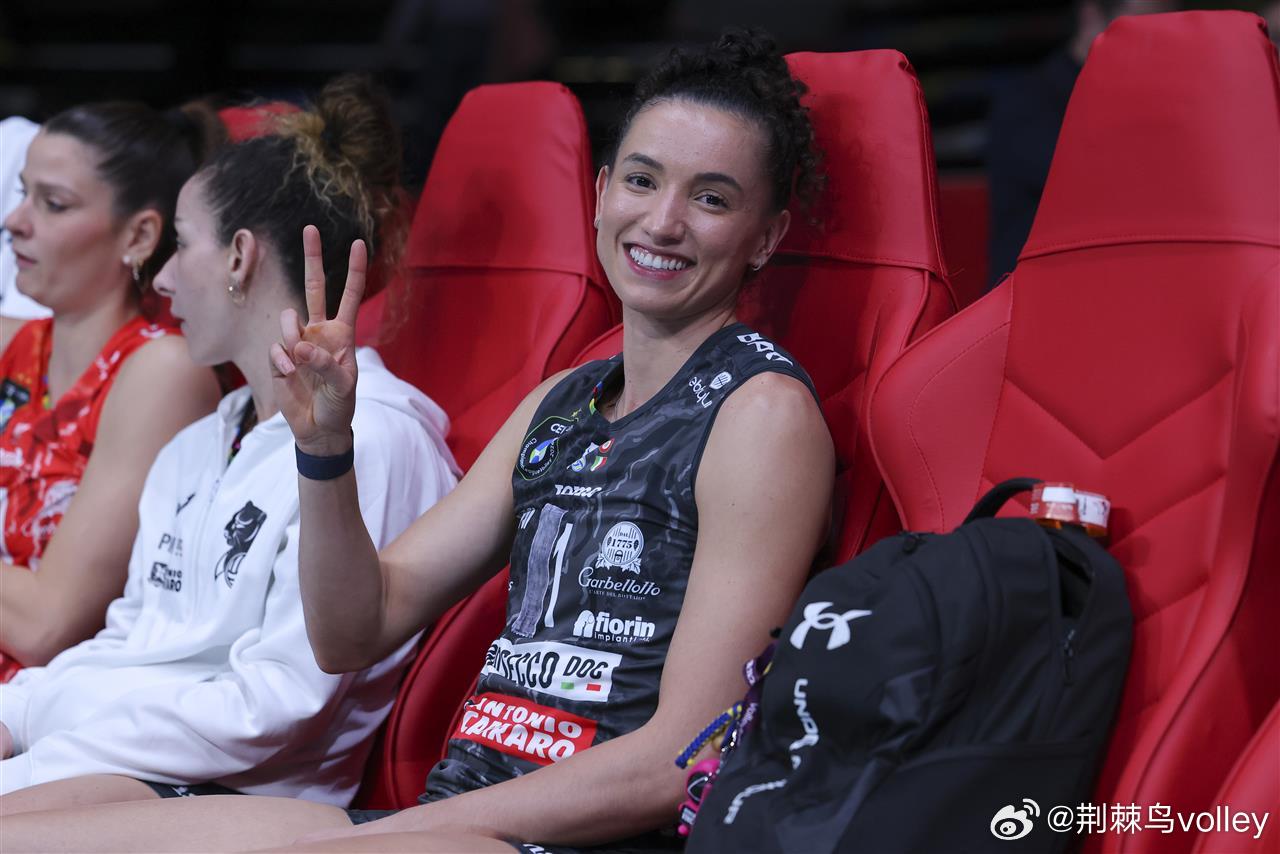 在场边的加比！朱婷女排欧冠