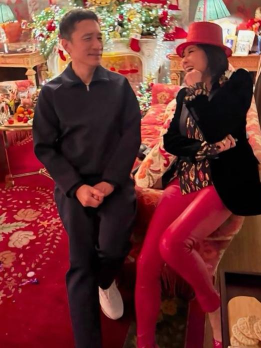 刘嘉玲开年收罚单，梁朝伟这波操作太秀了家人们，刘嘉玲这开年有点“特别”！跨