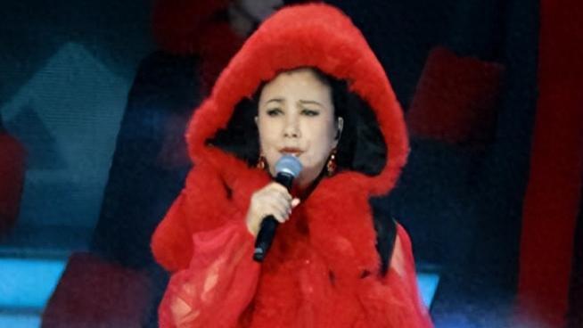 内娱最大笑话,一个路都走不利索的歌手,78岁还要开演唱会圈钱?