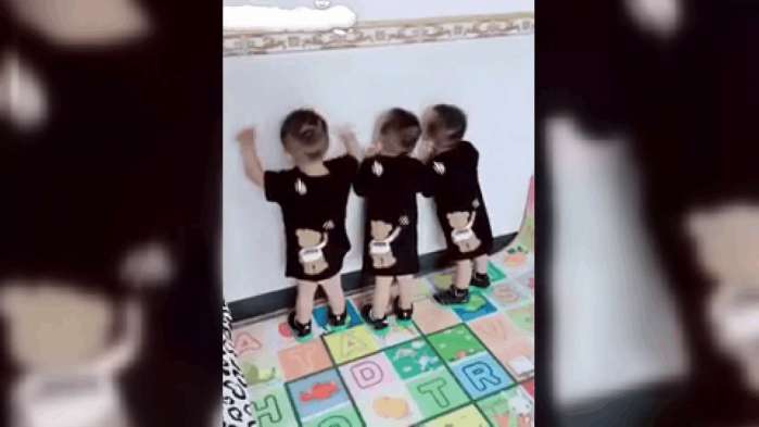 实拍: 三胞胎犯错了, 被妈妈罚站, 当宝宝转身的那一刻妈妈都不忍心