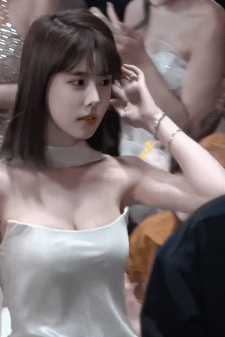 美女无论走在哪里都是亮点