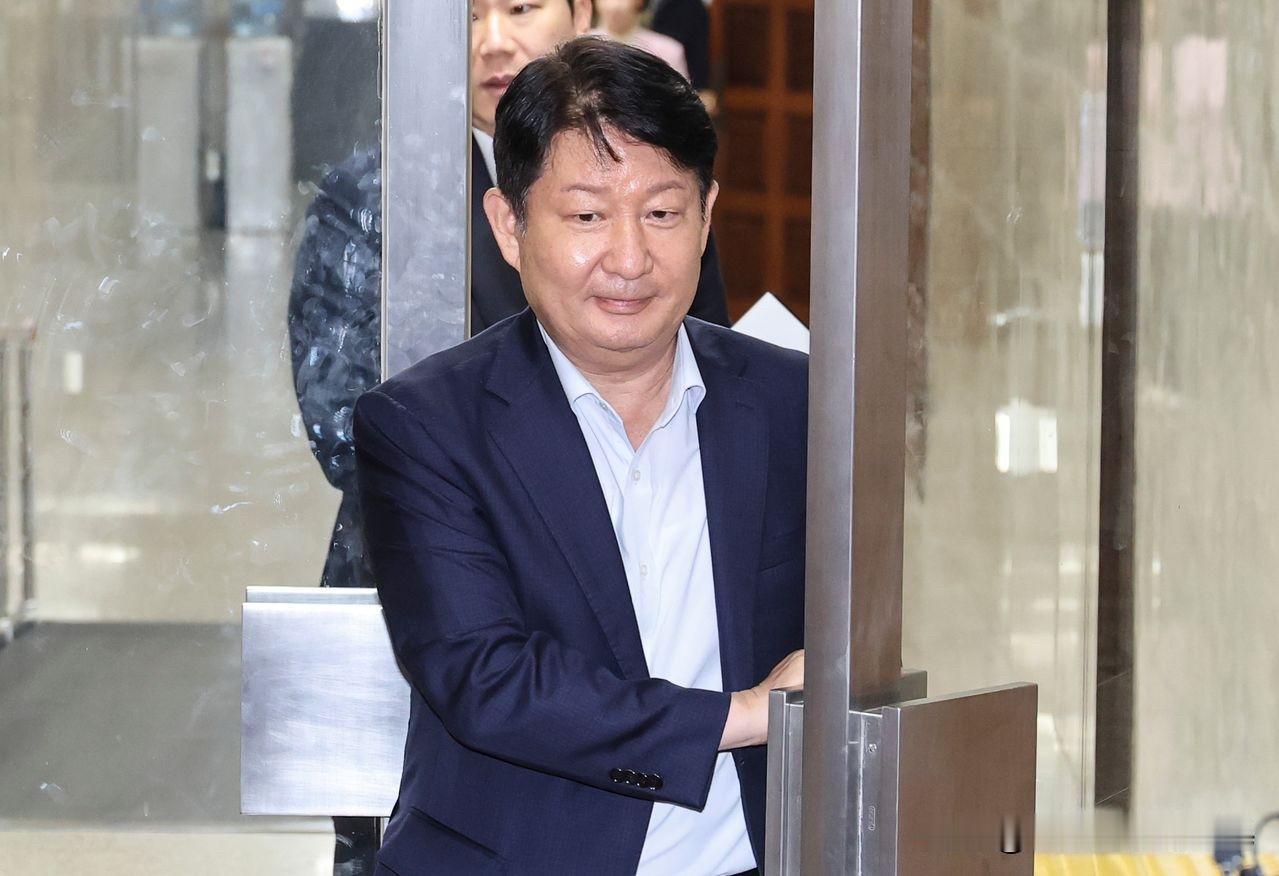 彻底闹大！韩国在野党议员当众撕扯党内高官衣领，42人联名上书要求开除党籍7月