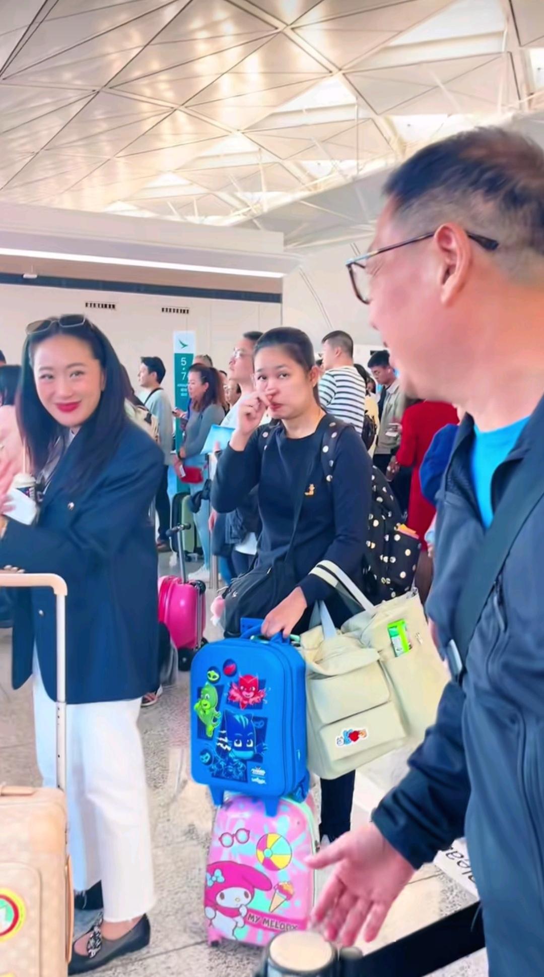 12月24日，佩通坦现身香港机场，准备乘机离开，中国粉丝看到她，激动的和她打招呼