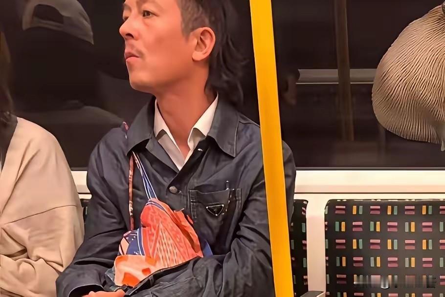 陈冠希，引发热议。8月6日，46岁的陈冠希，冲上热搜，有网友爆料，在伦敦偶遇