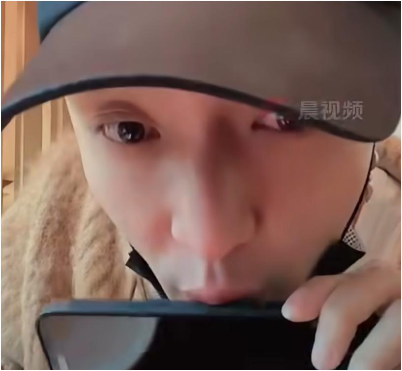 张艺兴这事儿真挺让人意外的。11月有消息传出，他在社交平台直播时，直接把掉在手机