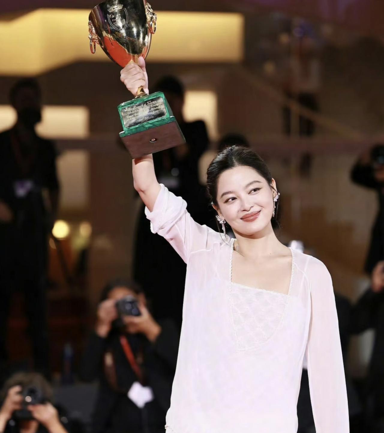 大家不要再羡慕辛芷蕾得威尼斯影后了我们永远成为不了她，原因很简单，有件事我们