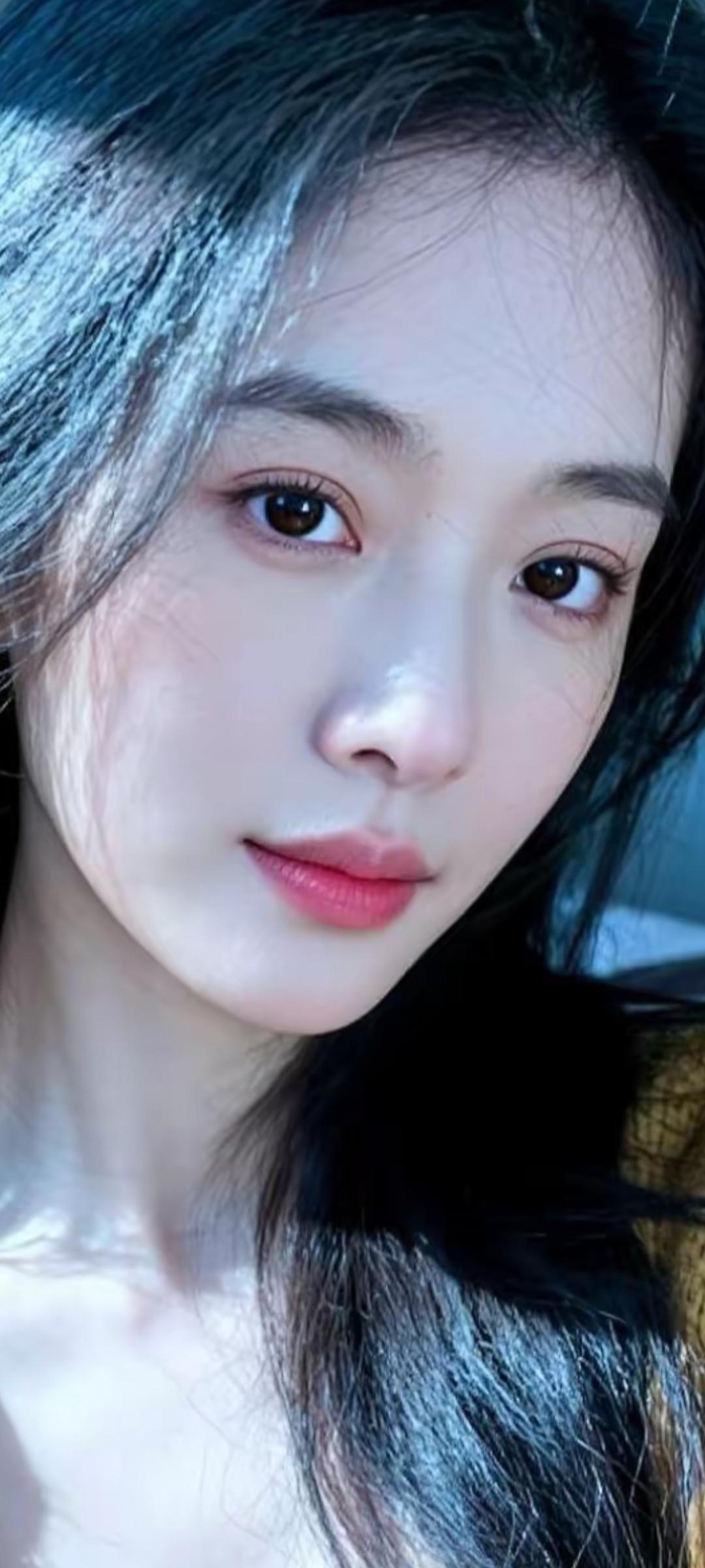 温柔甜美的少女，阳光下的动人瞬间。