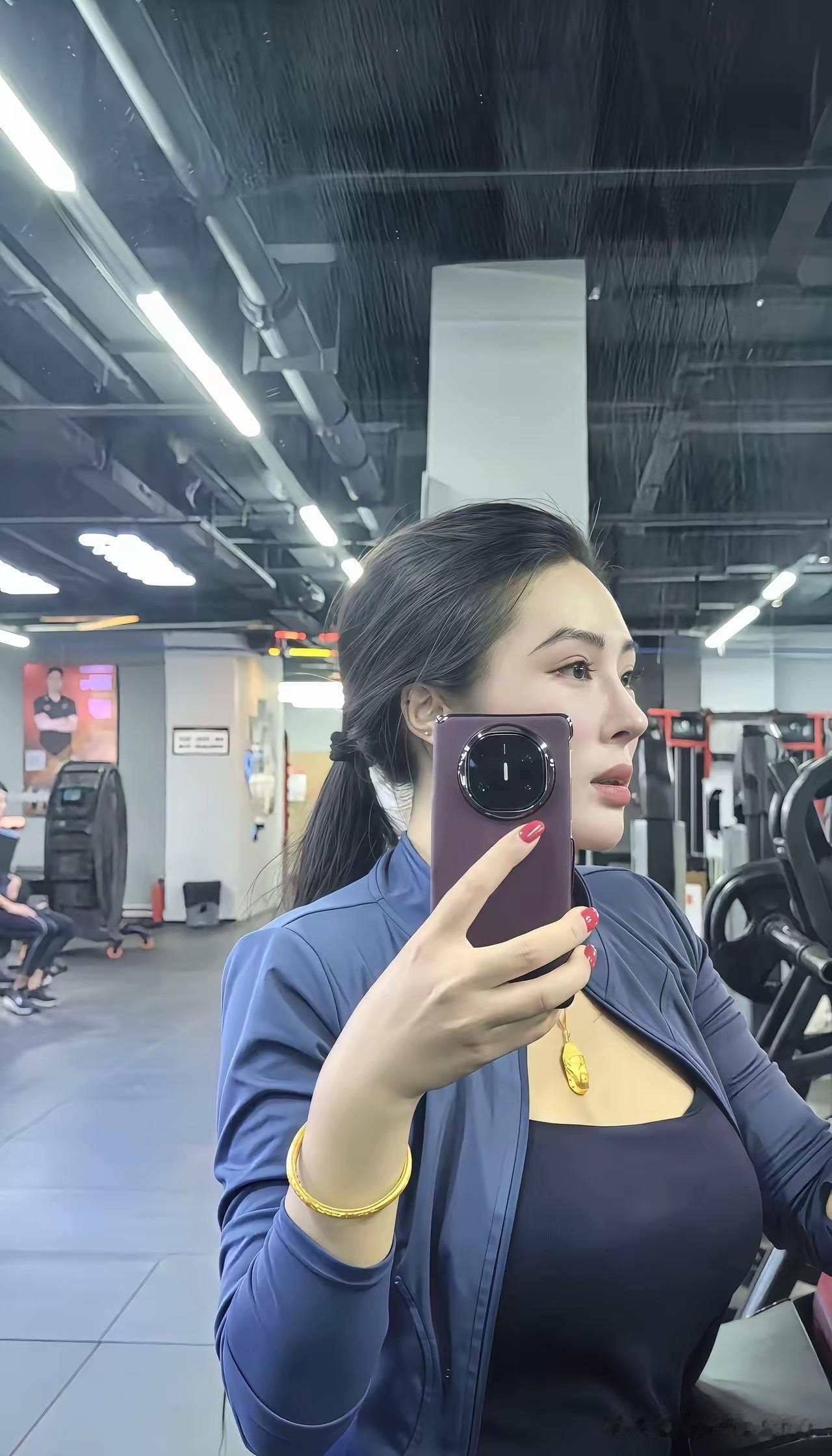 现在的人都越来越注重身体健康了，每天适当的健身运动，提高自己的免疫力又能塑造身材
