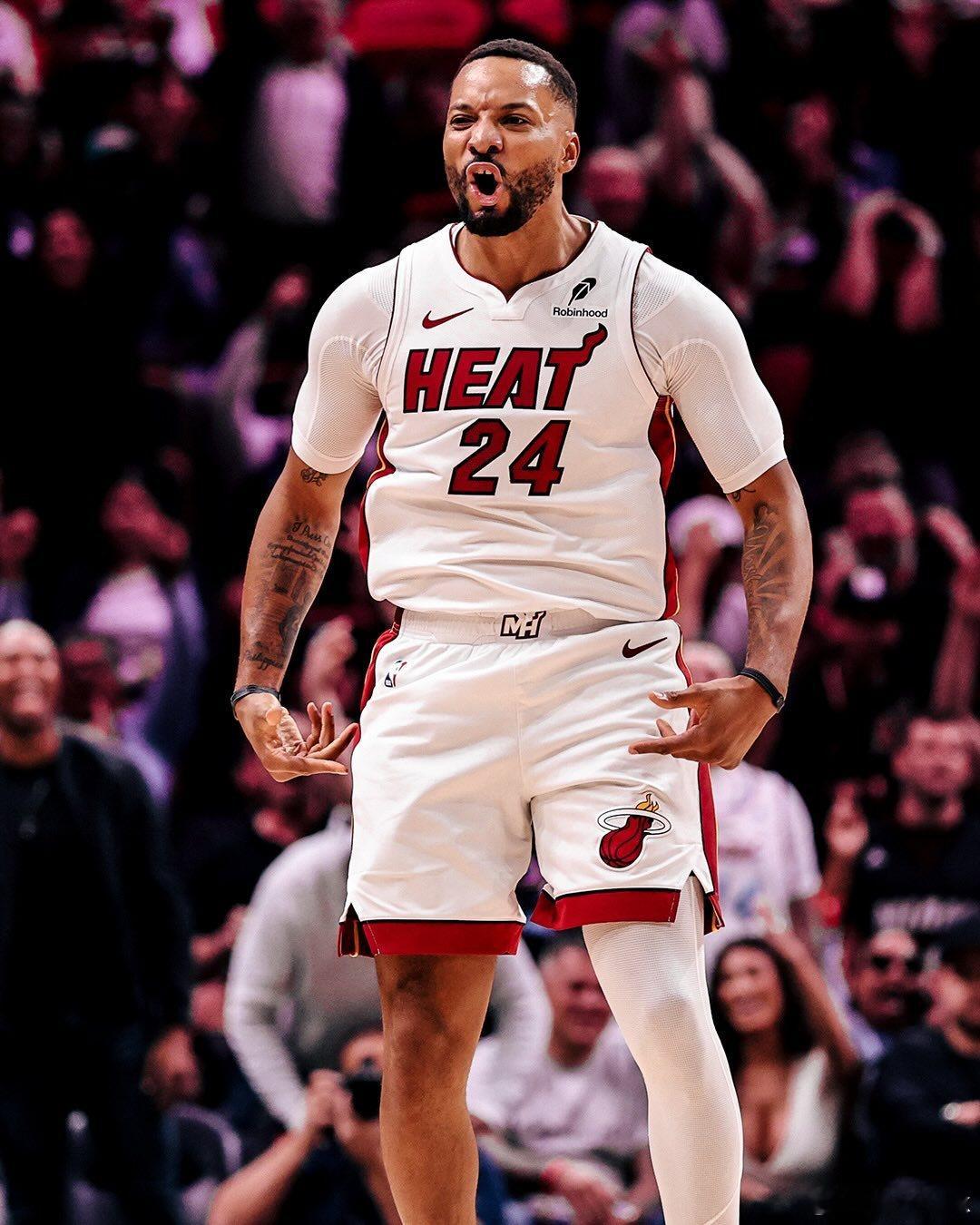 鲍科比0罚球砍下30分，本赛季鲍威尔完成了对老东家快船的双杀，场均拿下25.5分