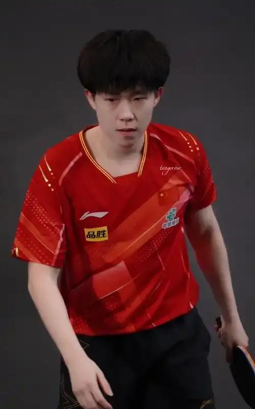 王楚钦首秀就遭遇裁判违规警告！王楚钦也不是随意任人拿捏的，直接发起鹰眼挑战！挑