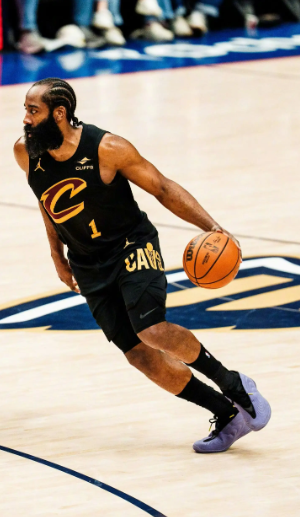 猛龙下场的策略是盯其他人，一防一哈登，不让其传球，让其单打不光单打，5V5的比