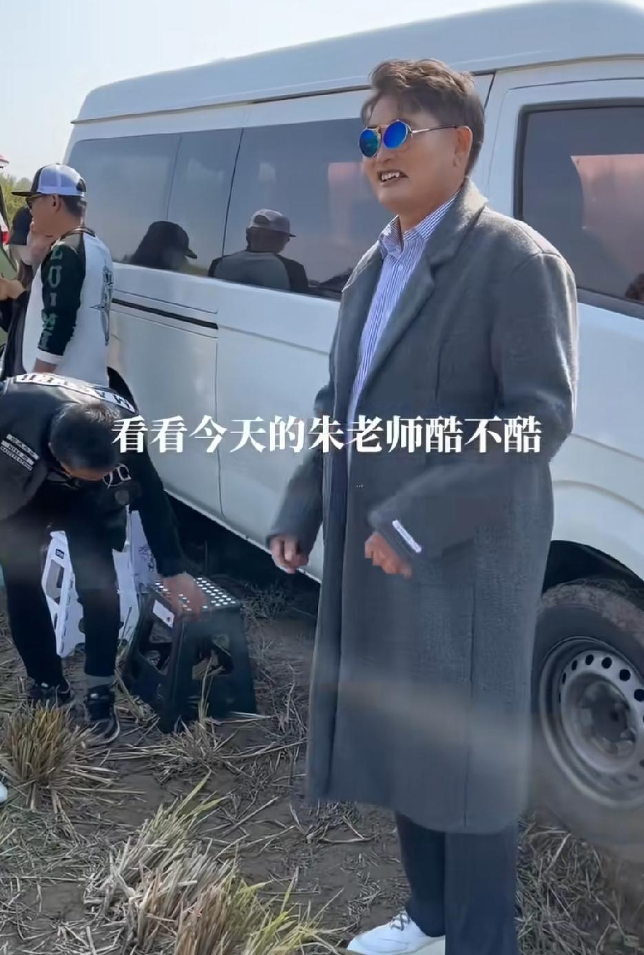 如果拍一部大衣哥朱之文的电影，周润发演大衣哥是最合适的！因为长得像！请看近期大衣