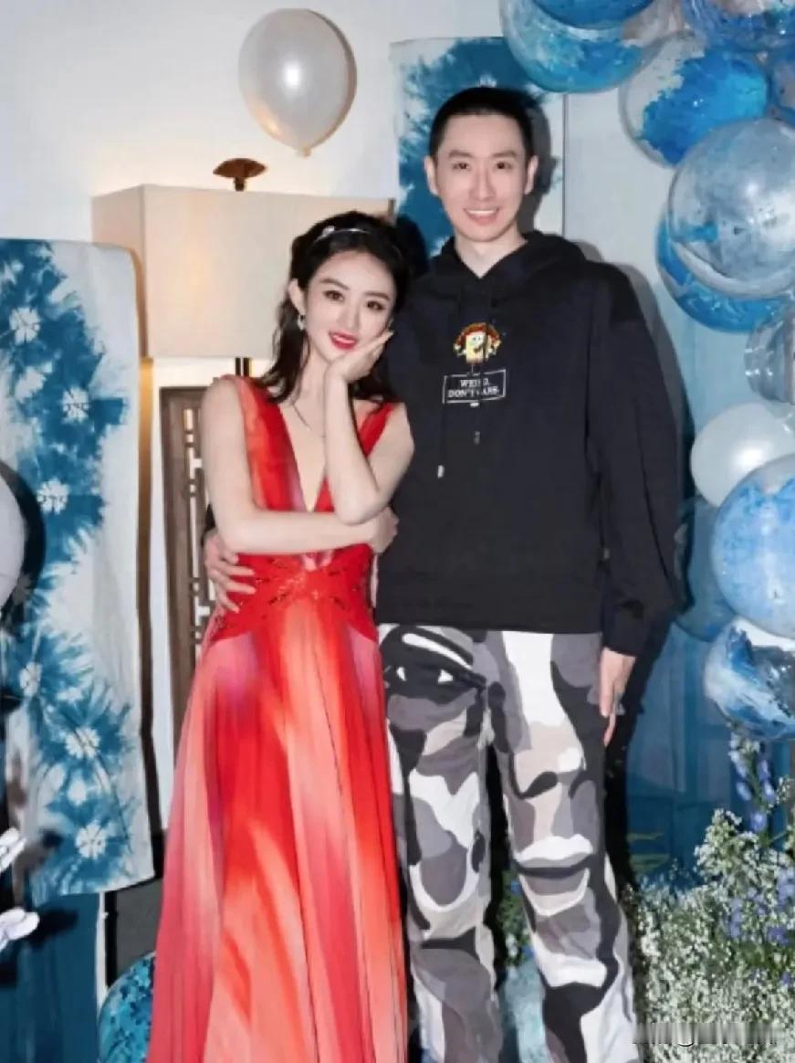 这张照片是赵丽颖36岁生日时拍摄的。镜头中的她身着一身大红色的连衣裙，美丽动人、
