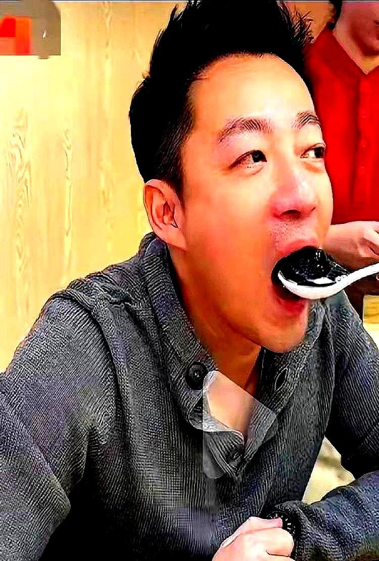 张兰喊不动，汪小菲全程低头刷手机。挺着8个月孕肚的马筱梅，一句话没说。饭桌