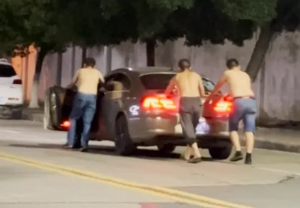 【湖北三男子酒后路边推行汽车数百米回家，交警：不属于酒驾】6月11日21时许