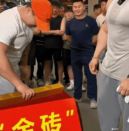 50斤的金砖，健身房的肌肉男没有人挑战成功，甚至青筋暴起，也没能拿起这块金砖。
