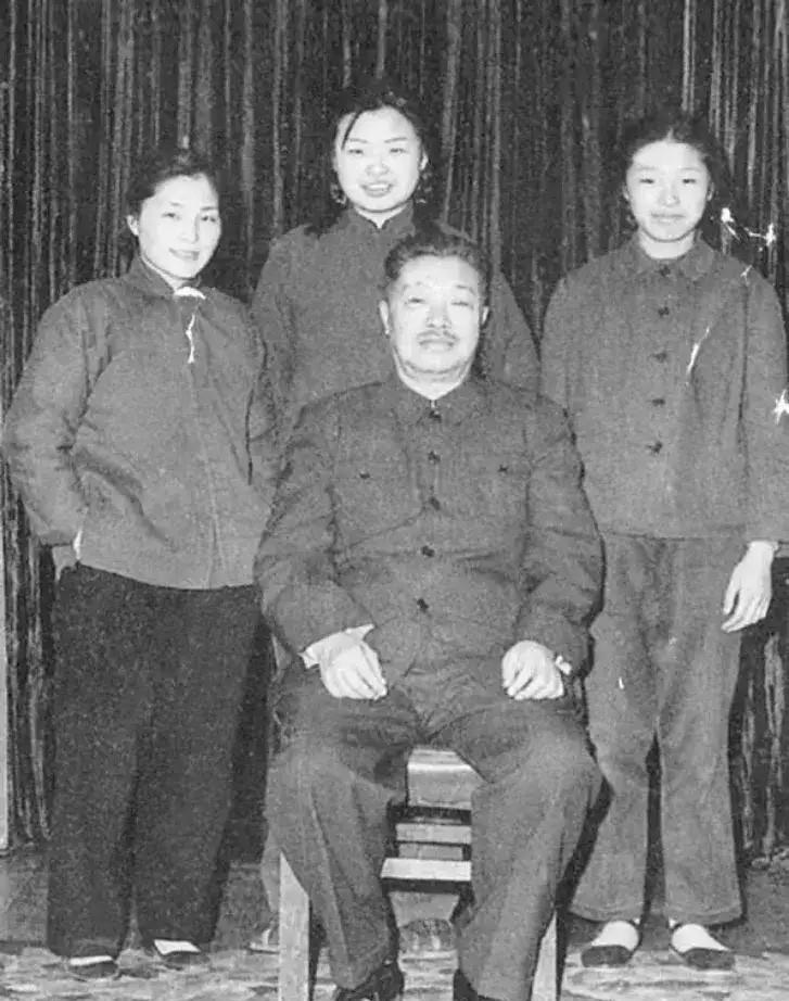 建国初期，贺龙元帅与三个女儿贺捷生、贺晓明、贺黎明的合影，非常的温情。要知道，贺