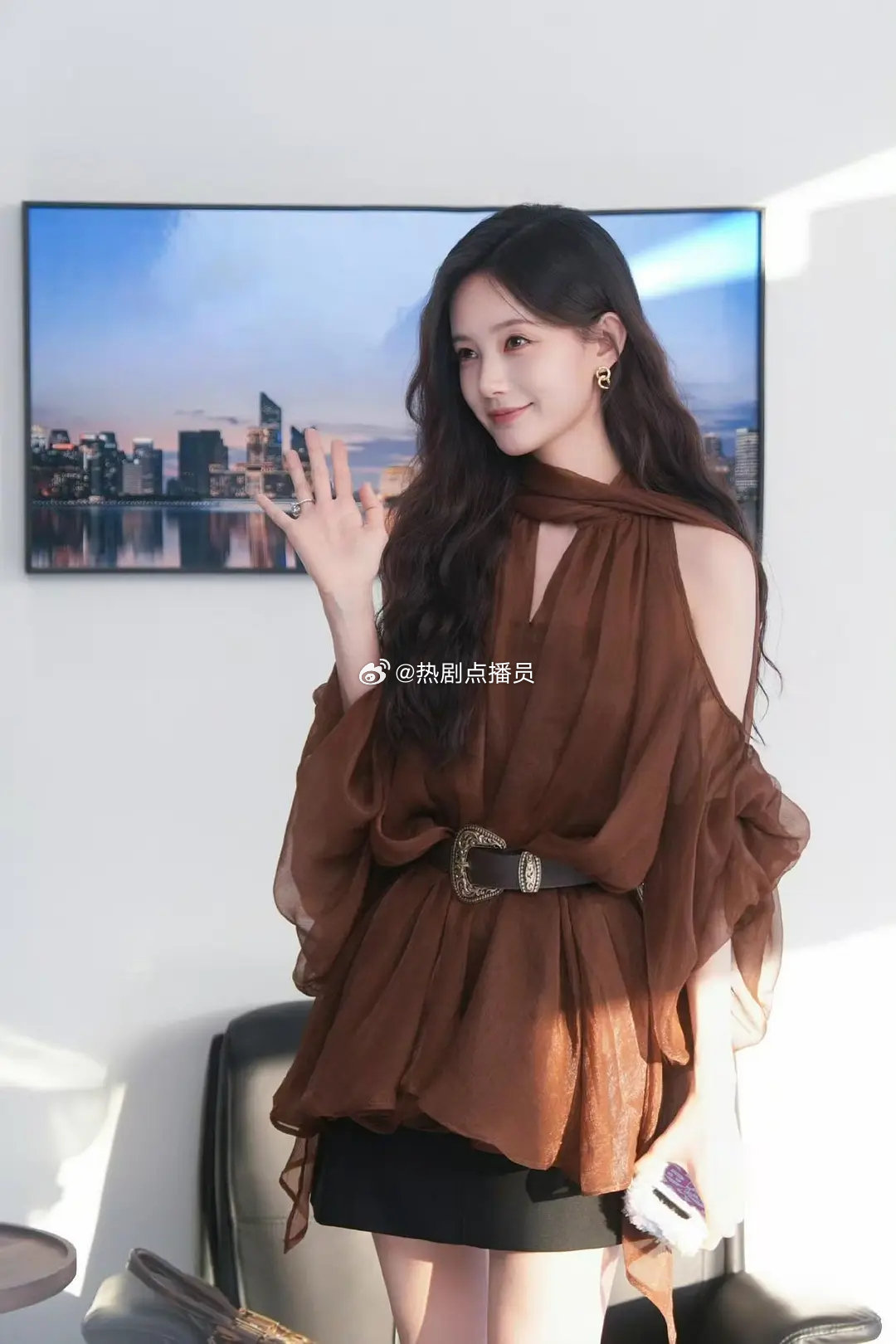 李一桐新剧《美人余》这几套穿搭明明很好看，剧方怎么不多宣传一下，看到就眼前一亮。​