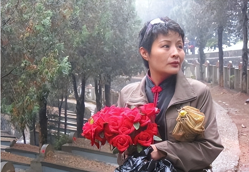 1984年，老山女兵谢楠因私自开枪为牺牲战士送行被“开除”，2004年，她带着9