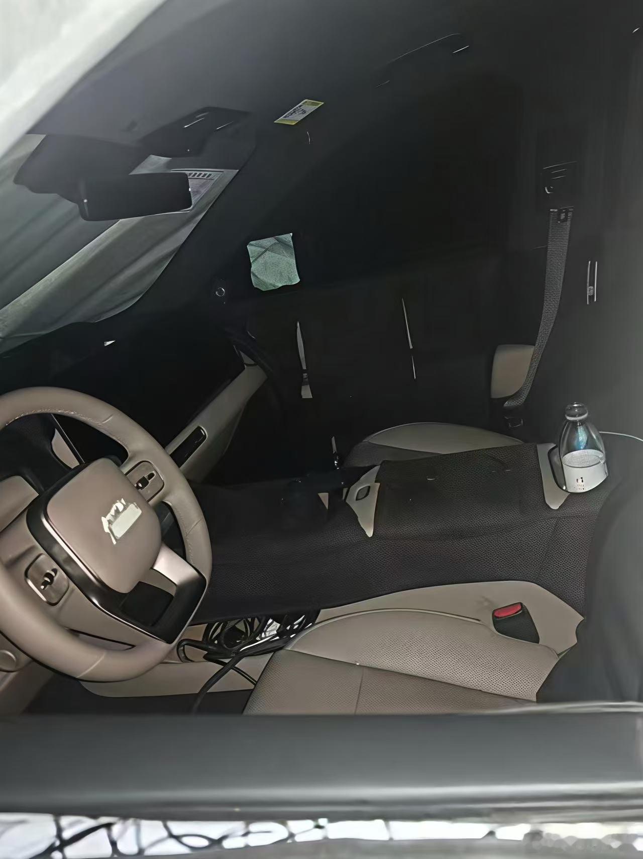 理想新内饰的谍照越来越多了，看着全网都是了。从目前已经曝光的谍照来看，依然很理想