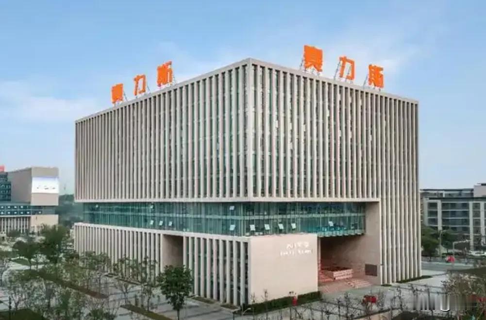 问界终于可以想造什么车就造什么车了。这次的华为赛力斯谈判，核心就是产品改成赛力斯