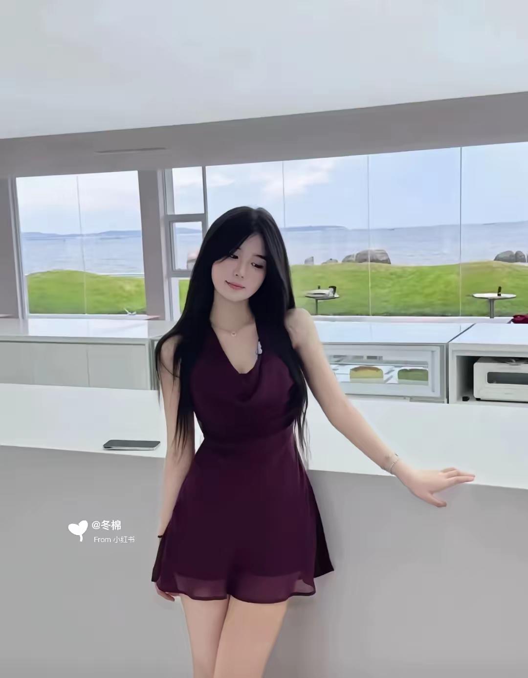 小姐姐的颜值和身材都绝了！长发搭配酒红裙，又美又有韵味，海边的背景更是锦上添花～