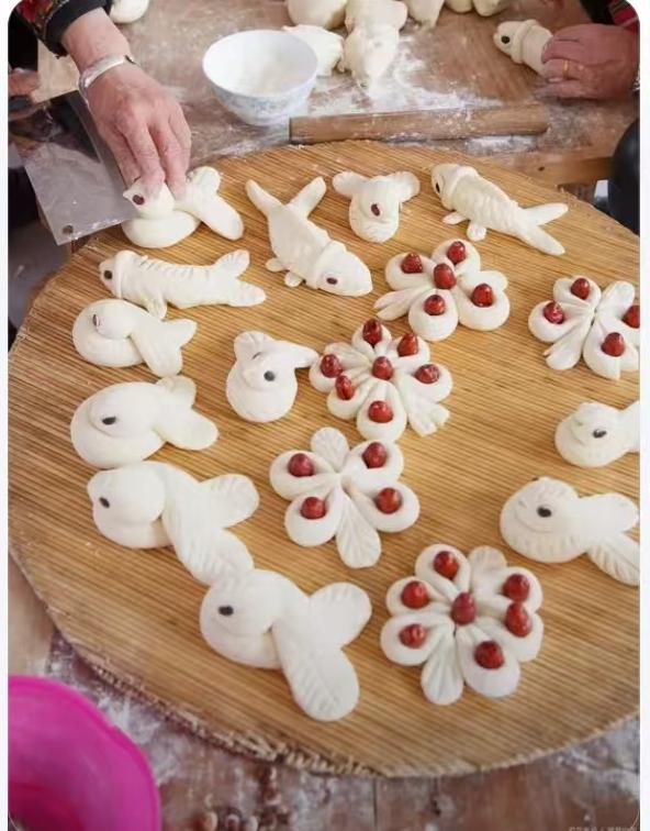 4个馒头卖3万？武汉商学院这波“校企成交”，让网友吵翻了2025年11月8日，