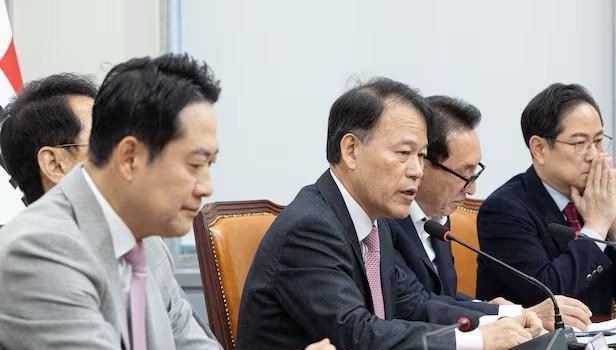 12月5日，韩国国民力量党资深亲尹议员尹汉洪，在党首张东赫等领导层当面的场合，抛