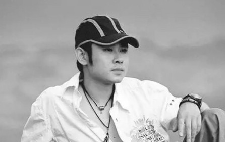 2004年，张艺谋邀请刀郎参加他的电影首映典礼，刀郎拒绝：我只是草根歌手，不能给