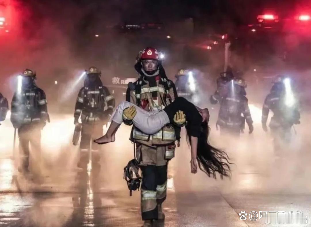 原来这才是晕倒后公主抱的真实状态，可以说一比一还原了