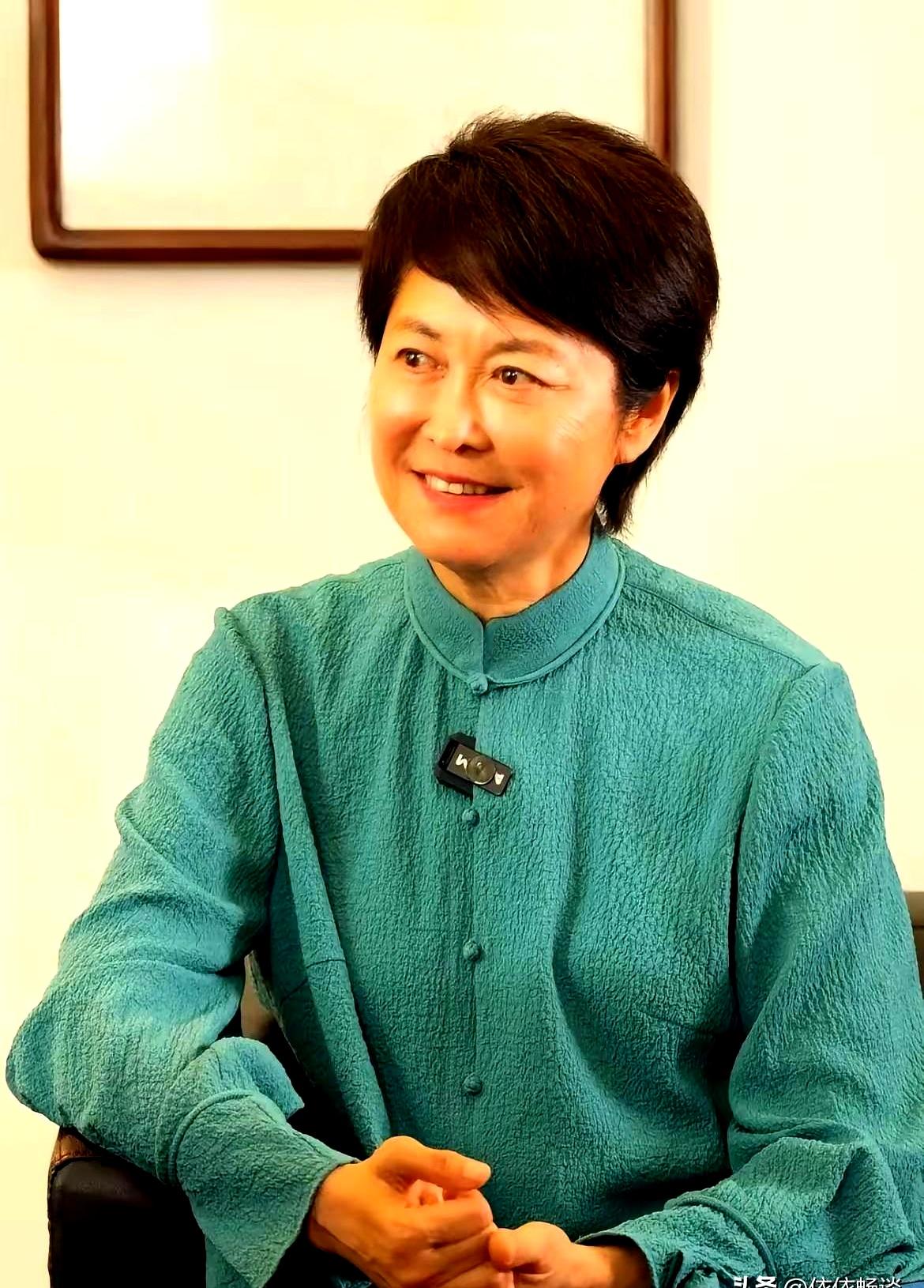 当灯光还烫手时，关于敬一丹脑溢血的消息把人拽住了神经。医生朋友的那句冷水扎心：